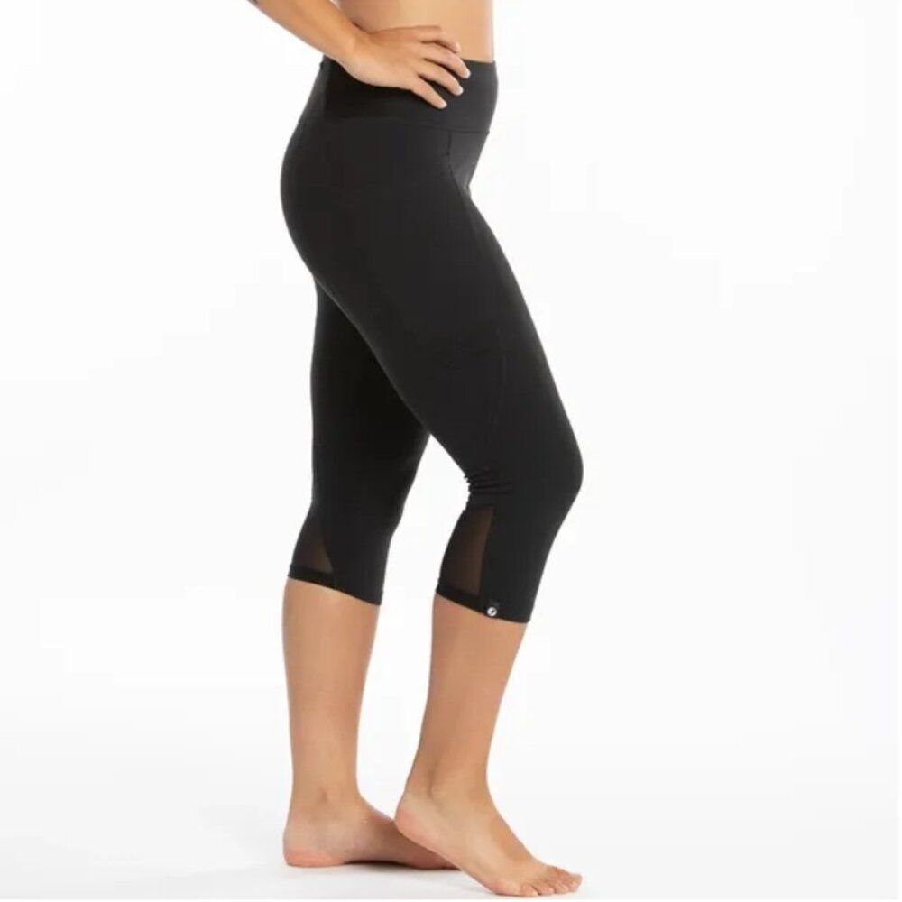 Like New! Oiselle Tripel Threat Capri Leggings in Black in Size 4
